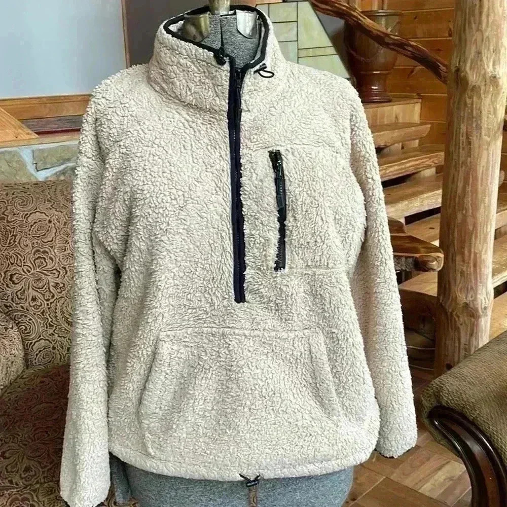 Comfortable pink women’s fleece pull over!